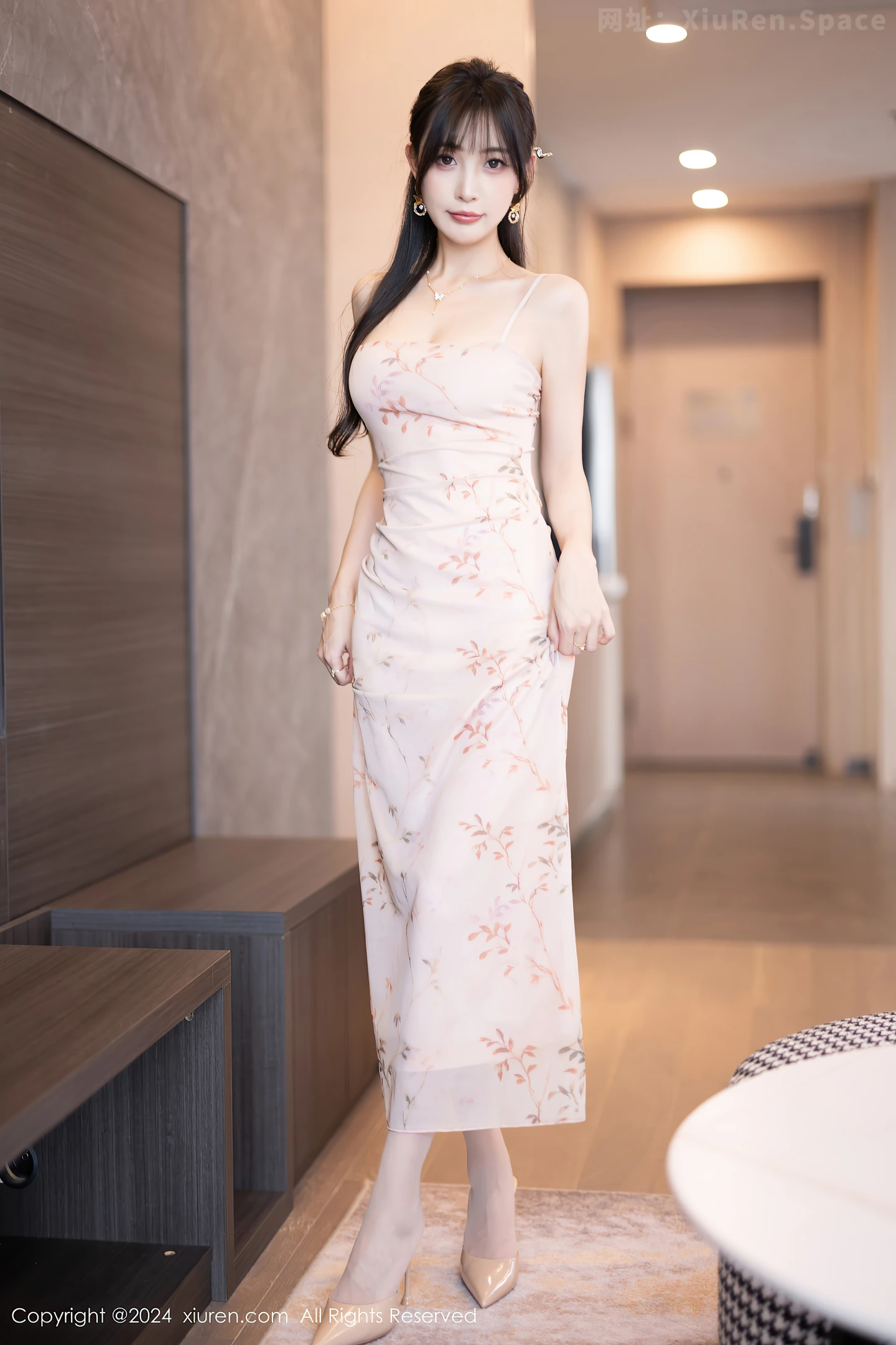 图片[4]-[XiuRen秀人网]VOL.8682 模特林星阑性感浅粉色连衣裙+灰色连体内衣秀曼妙身姿诱惑写真82P-秀人网官方网站